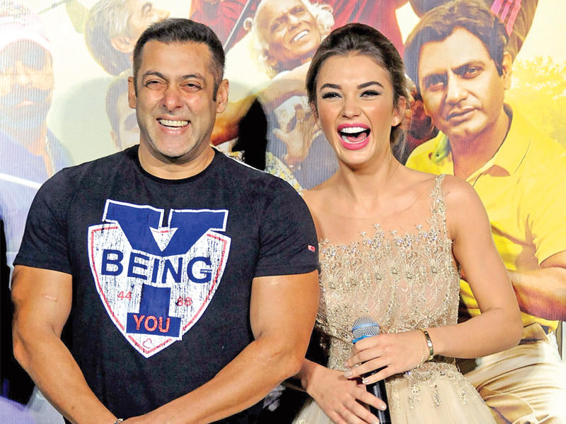 خان مع إيمي جاكسون في افتتاح «فريكي علي»