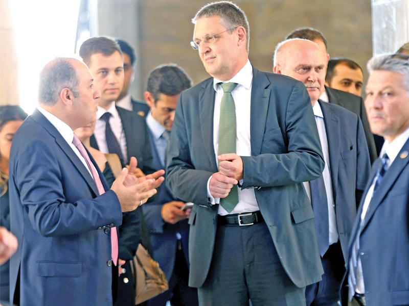 وزير الدولة بالخارجية الألمانية ماركوس إيدرر مع  أعضاء «العدالة والتنمية» خلال زيارته أمس لأنقرة لبحث الأضرار عقب الانقلاب الفاشل (أ ف ب)