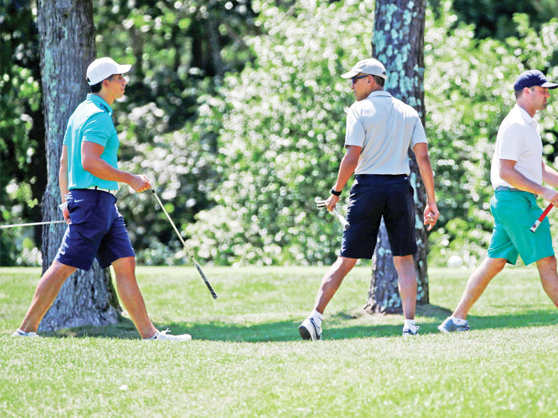 الرئيس باراك أوباما يلعب الغولف في جزيرة مارثا فينيارد أمس الأولt(رويترز)