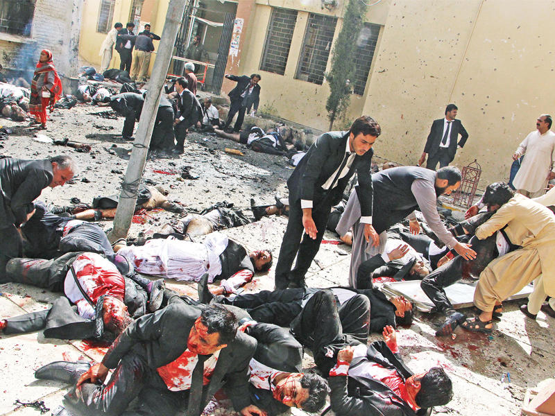 ناجون من تفجير «داعش» يساعدون المصابين خارج مستشفى كويتا أمس  (إي بي إيه)