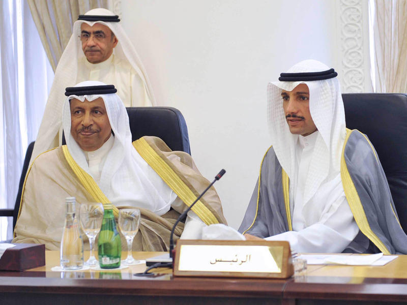 الغانم والمبارك خلال اجتماع السلطتين الخاص ببحث قرار مجلس الوزراء حول رفع أسعار الوقود