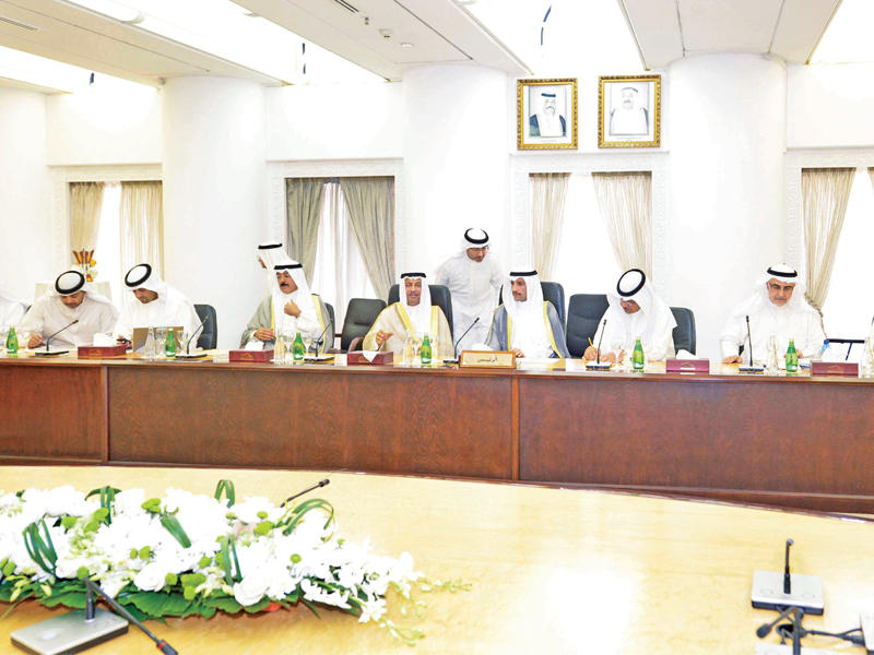 الغانم والمبارك يتوسطان الاجتماع النيابي الحكومي في مكتب المجلس 