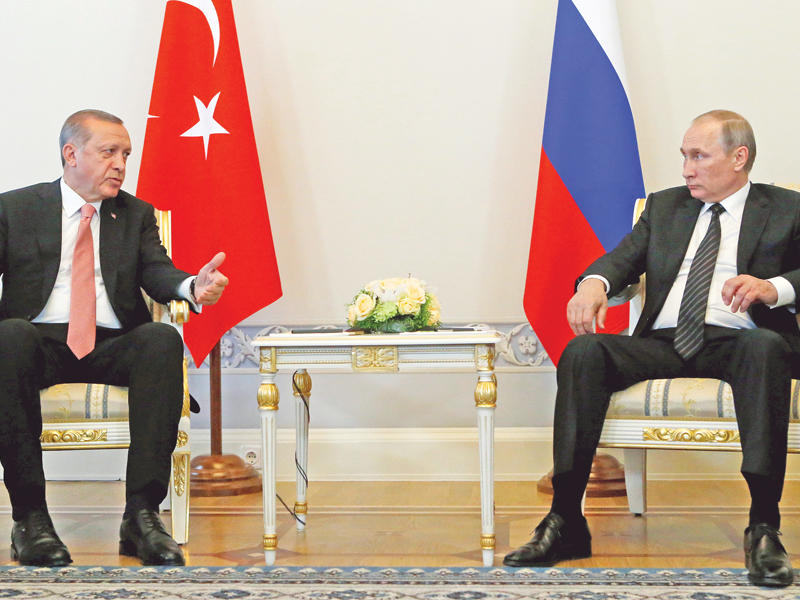 بوتين مستقبلاً إردوغان لدى وصوله إلى القصر الرئاسي في سان بطرسبورغ شمال غرب روسيا أمس (رويترز)