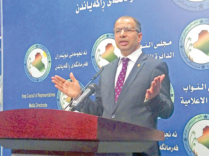 سليم الجبوري متحدثاً في جلسة البرلمان في بغداد أمس  (رويترز)