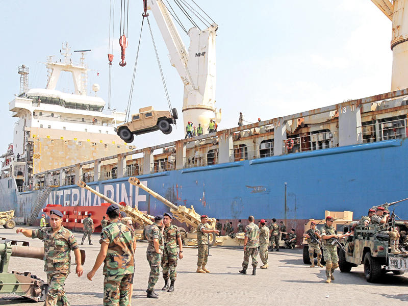 ضباط وجنود يتابعون عملية إنزال القطع العسكرية الأميركية في ميناء بيروت أمس (إي بي إيه)