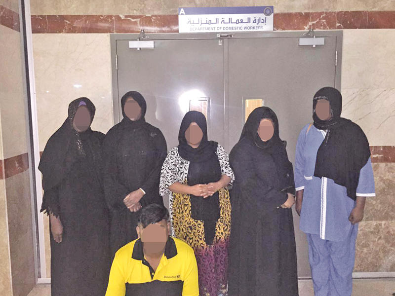 موقوفون في احد مكاتب العمالة الوهمية