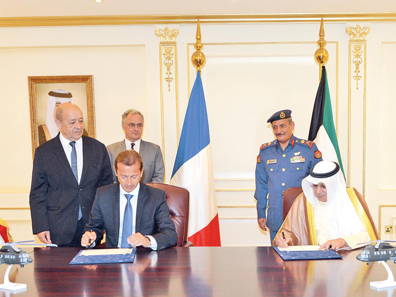  الجراح أثناء توقيع الاتفاقية