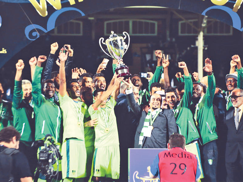 لاعبو الأهلي السعودي يرفعون الكأس