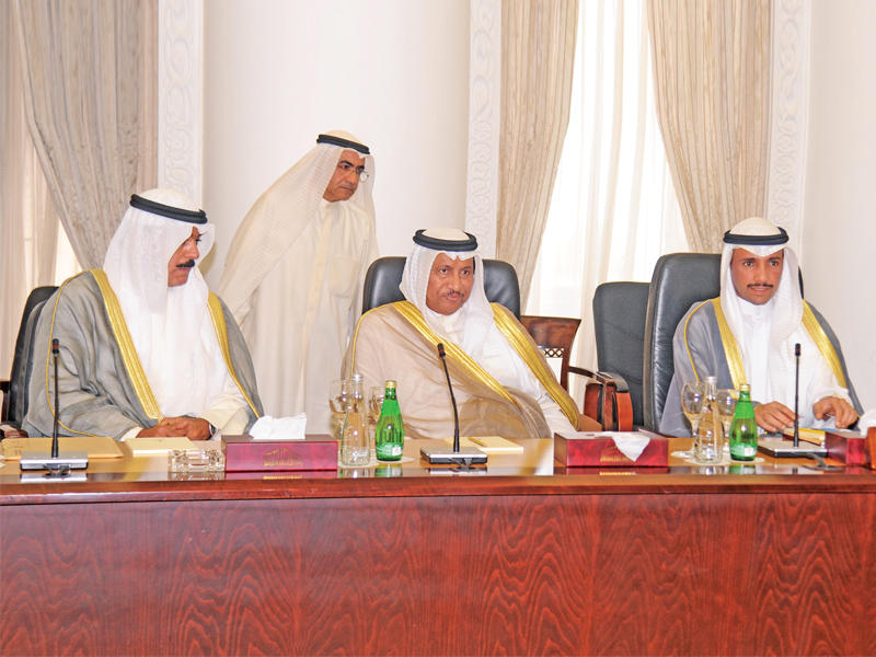 الغانم والمبارك ومحمد الخالد خلال الاجتماع الحكومي - النيابي أمس 