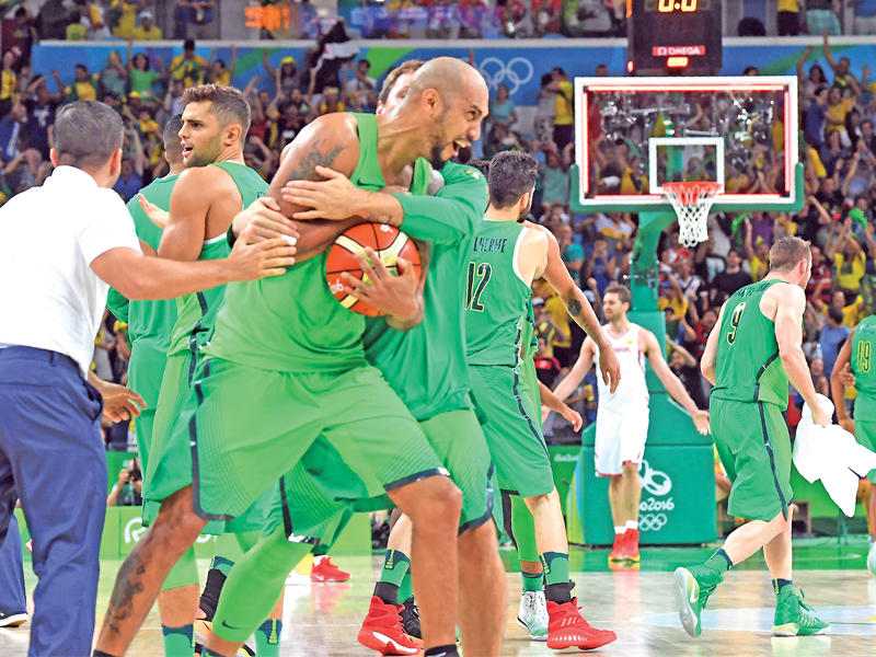 جانب من لقاء البرازيل واسبانياn