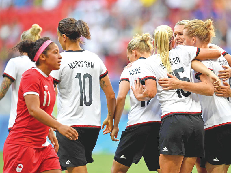 لاعبات المنتخب الألماني يحتفلن بالتأهل