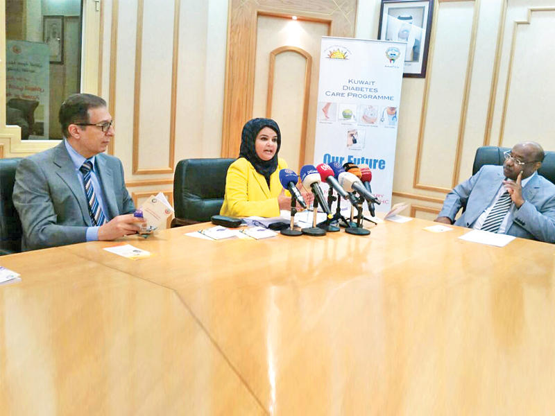 الوطيان متحدثة خلال المؤتمر الصحافي وإلى يسارها الخشتي