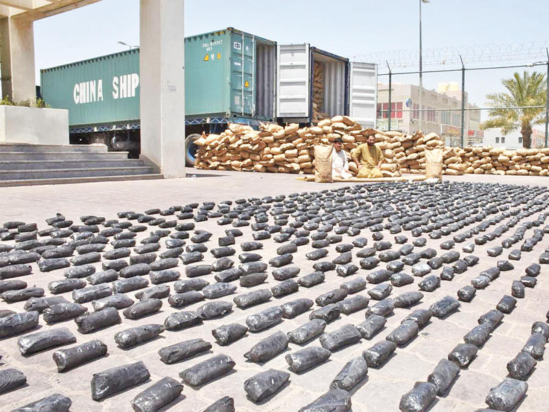 المتهمان وأمامهما الحبوب المخدرة