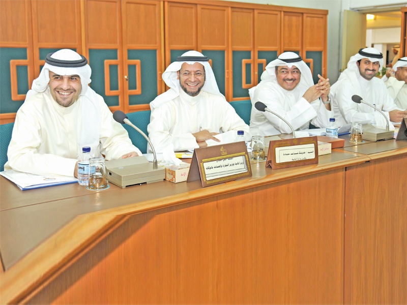 الصالح في أحد اجتماعات اللجنة المالية البرلمانية