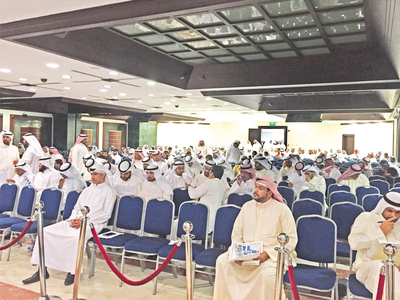 «الجريدة» ترصد حضوراً غفيراً من المواطنين في قاعة التوزيع أمس