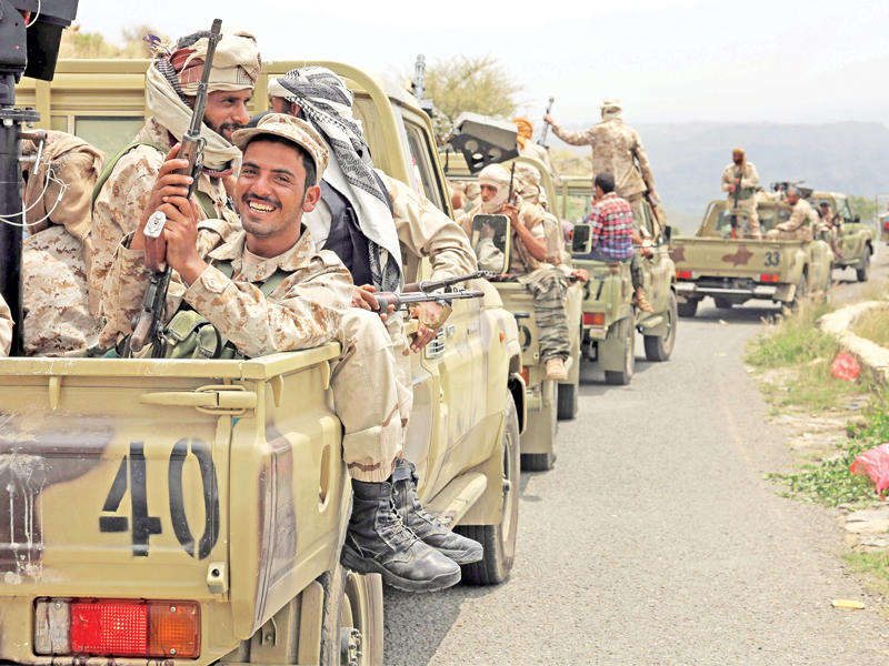 قافلة عسكرية تابعة لحكومة الرئيس هادي تتجه إلى منطقة يافا شمال عدن أمس الأول (أ ف ب)