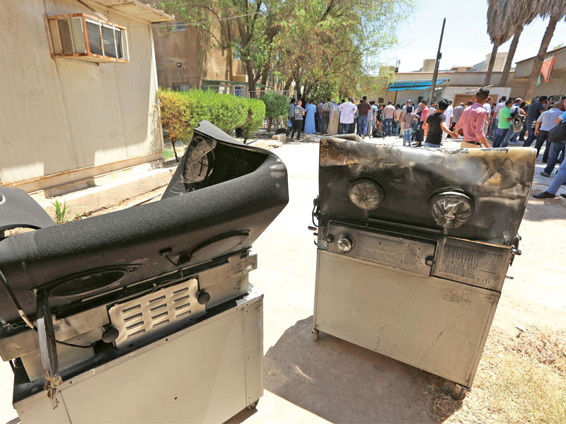 حضانتان محترقتان خارج مستشفى اليرموك للولادة أمس (أ ف ب)