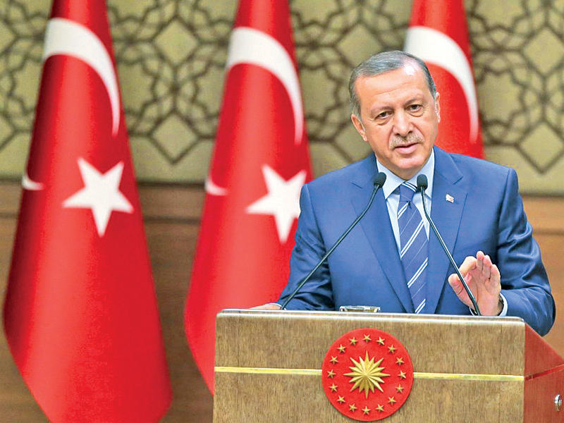 إردوغان متحدثاً إلى أعضاء مجلس مصدري تركيا في القصر الرئاسي بأنقرة أمس (هيئة الإذاعة والتلفزيون التركية)