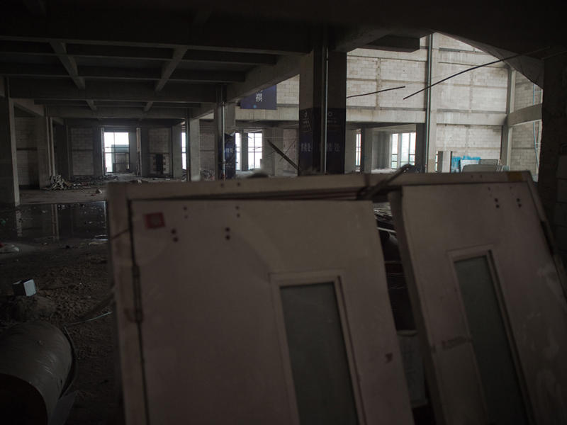 مكاتب مهجورة على بعد كيلومتر واحد عن موقع الحريق الهائل وبَعد سنة من الانفجارات الصناعية التي هزت تيانجين الصينية وقتلت 165 شخصا على الاقل.