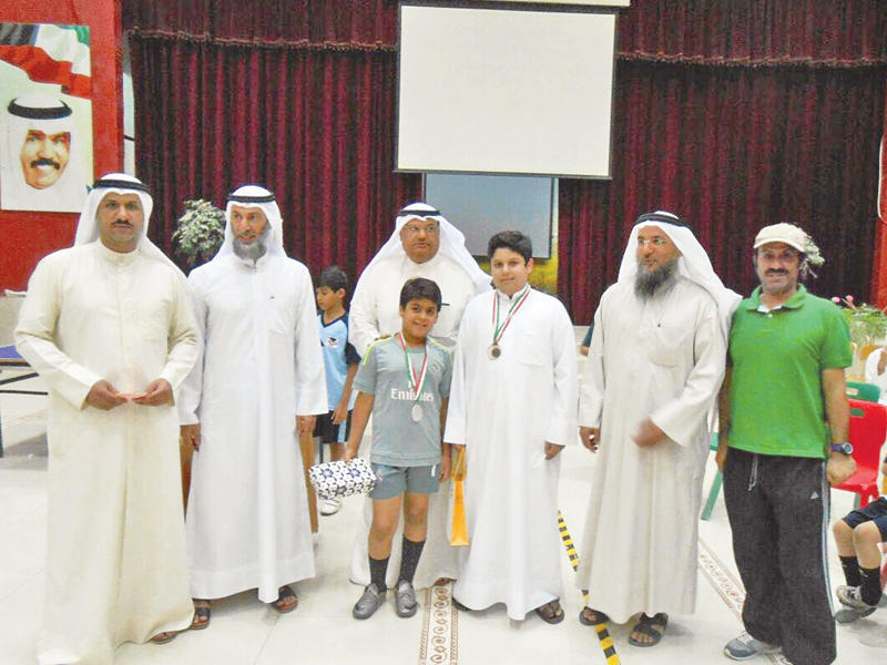 العقاب متوسطاً مسؤولي الأندية المسائية