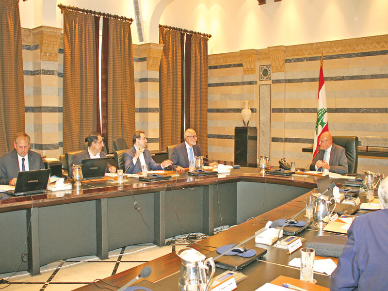 مجلس الوزراء اللبناني مجتمعاً برئاسة تمام سلام في السراي الحكومي أمس (دلاتي ونهرا)