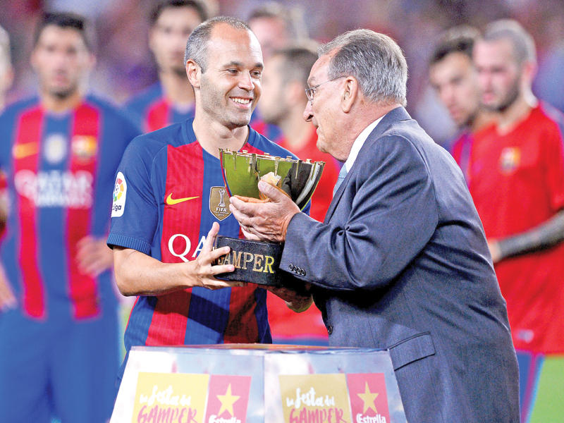 إنييستا يتسلم كأس غامبر