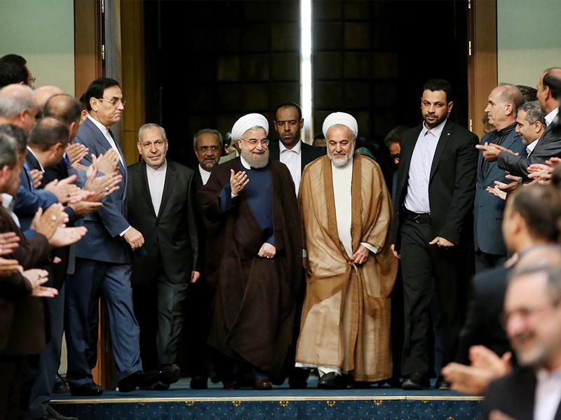 روحاني متوسطاً مديري التعليم في طهران الأربعاء الماضي (إرنا)