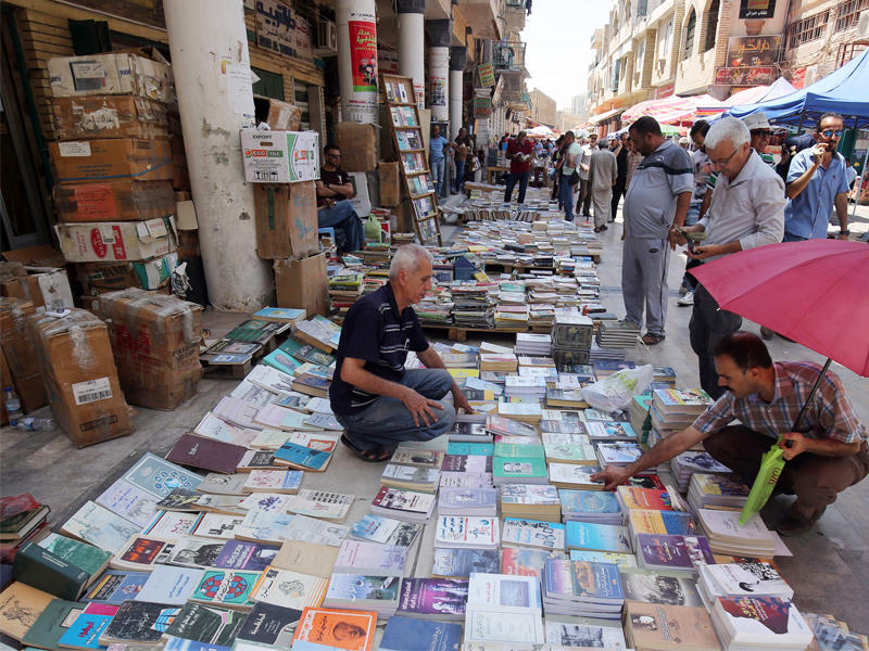 جانب من شارع المتنبي مقصد المثقفين والسياسيين وسط بغداد أمس (أ ف ب)