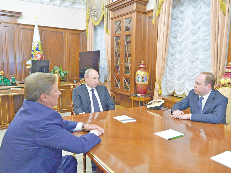 بوتين مجتمعاً بفاينو في الكرملين أمس        (إي بي إيه)