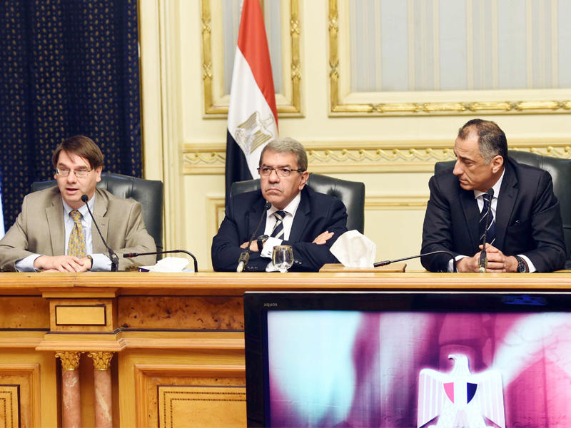 وزير المالية المصري عمرو الجارحي ورئيس البنك المركزي المصري طارق عامر خلال اجتماعهما بموفد صندوق النقد الدولي لمصر كريس فرفيس في القاهرة أمس الأول (أ ف ب)  