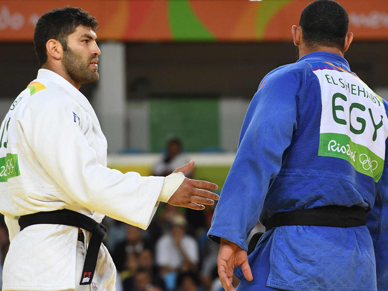 الشهابي يرفض مصافحة اللاعب الإسرائيلي