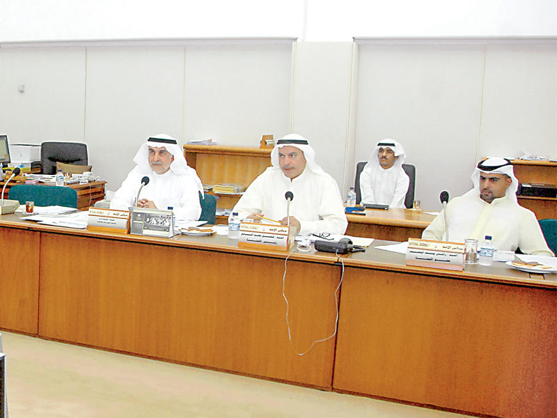 جانب من اجتماعات اللجنة المالية أثناء مناقشة مشاريع الشراكة