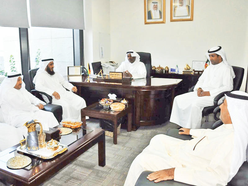 عمادي مع عدد من قياديي «الأوقاف» خلال الجولة