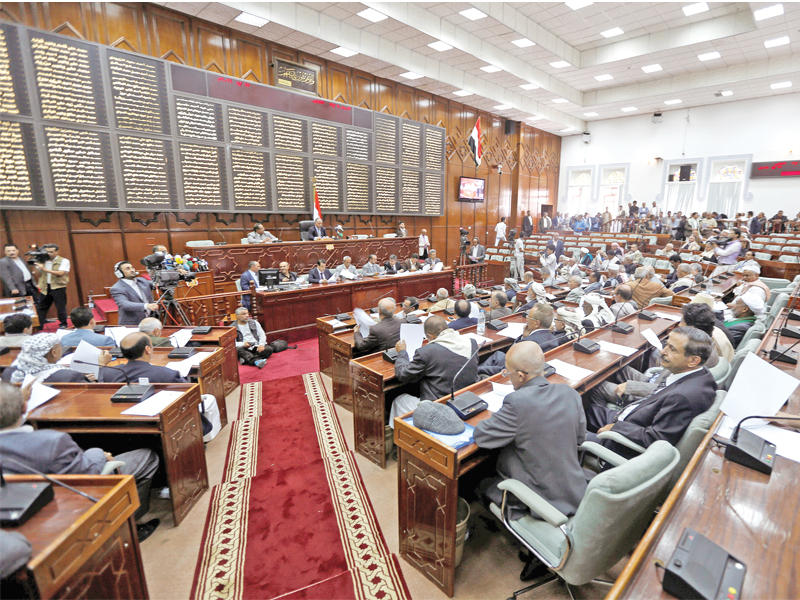 أعضاء بالبرلمان اليمني خلال جلسة أمس في صنعاءt (رويترز)