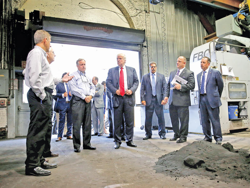 ترامب خلال زيارته إحدى الشركات في ولاية بنسلفانيا أمس الأولt (رويترز)