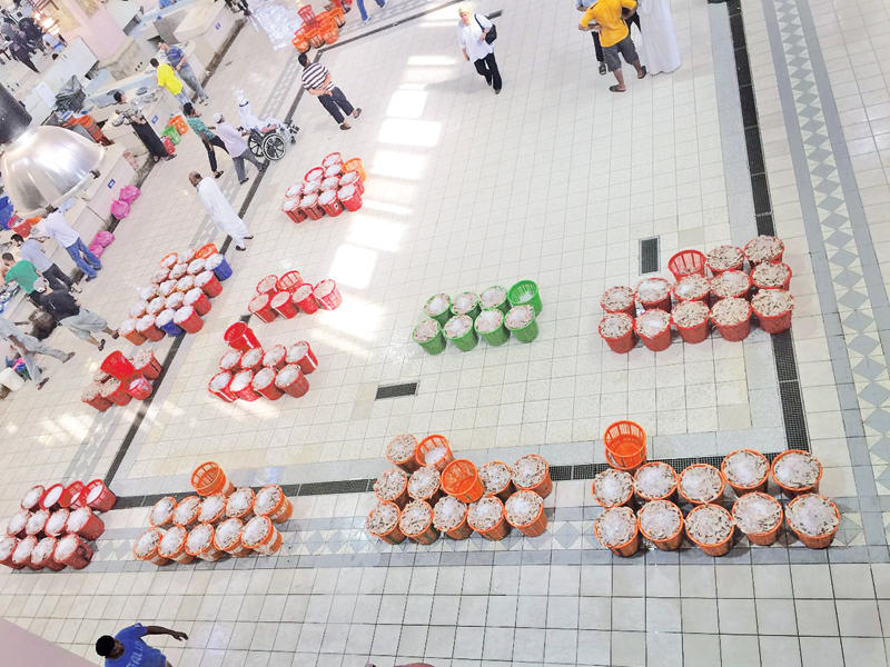 سلال الروبيان في سوق السمك بشرق أمس الأول