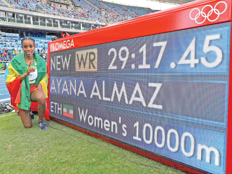 أيانا تشير الى الرقم القياسي الذي حققته في السباق 