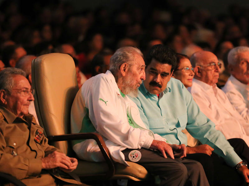 كاسترو يتوسط مادورو وشقيقه راوول