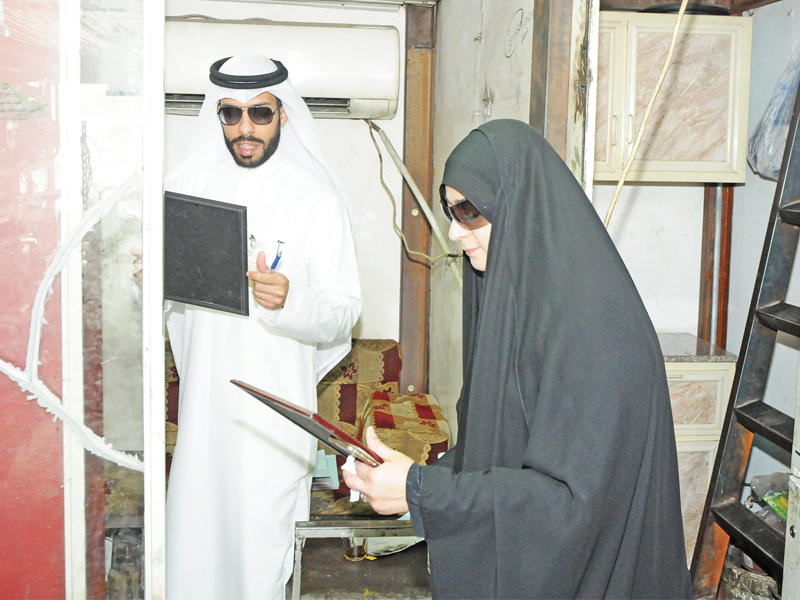 موظفان من بلدية العاصمة خلال الحملةذ