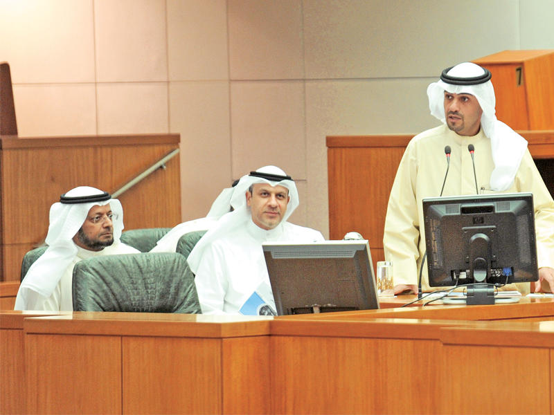 الصالح في إحدى جلسات المجلس