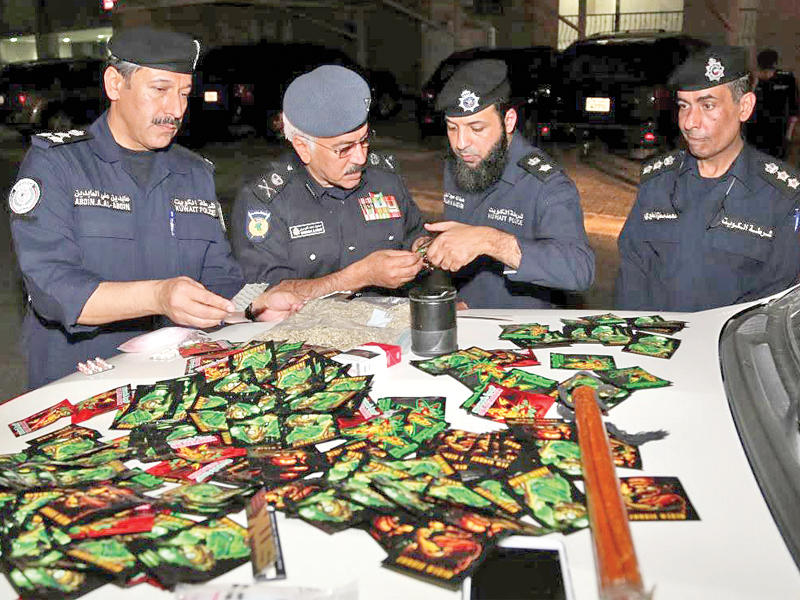 الدوسري مطلعاً على إحدى ضبطيات الحملة