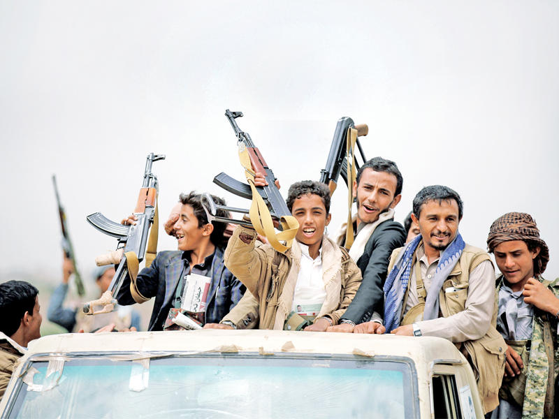 صبية مسلحون يغادرون تجمعاً قبلياً مؤيداً لمجلس الحوثي وصالح في صنعاء أمسt(رويترز)