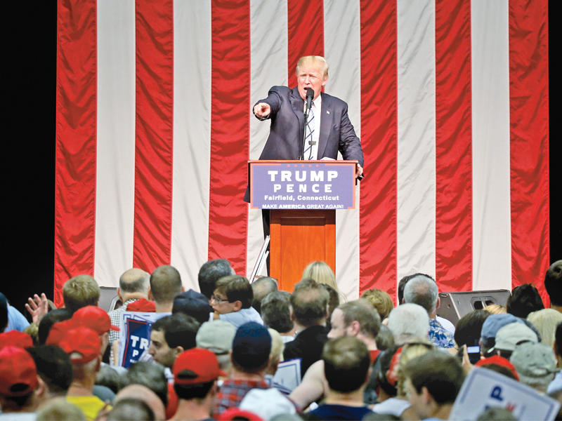 ترامب متحدثاً إلى حشد من أنصاره في ولاية كونيتيكت أمس الأول  (رويترز)