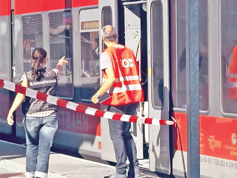 خبيرا طب شرعي يفحصان منطقة الهجوم بمحطة قطار ليشتنشتاين أمس الأول  (إي بي إيه)