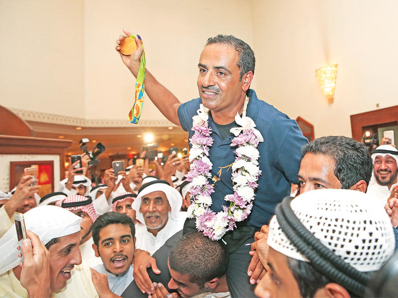 البطل محمولاً على الأكتاف (تصوير رائد قطينة)