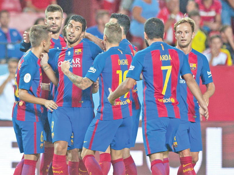 فرحة لاعبي برشلونة بهدف سواريز