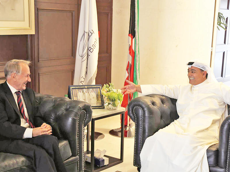 المضف خلال لقائه مدير المقر الرئيسي لشركة Maxwell Stamp PLC البريطانية