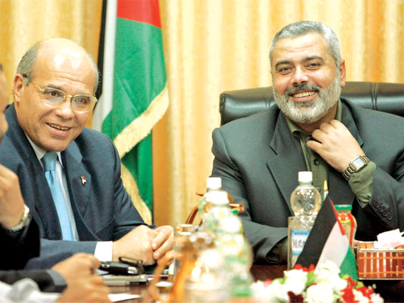 هنية مجتمعاً إلى مسؤولين أمنيين بمكتبه في غزة أمس (رويترز)