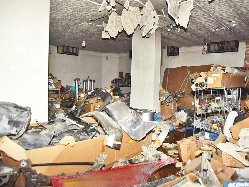 آثار الحريق بالمخزن