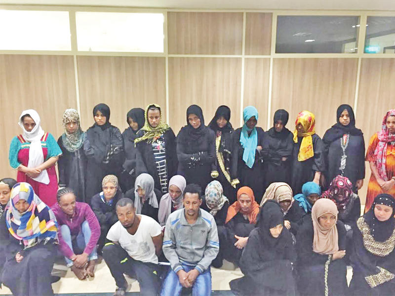 عدد من العمالة بعد ضبطهم 